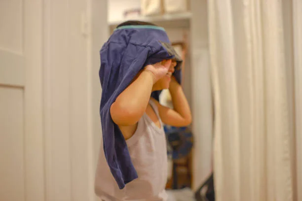 كيفية منع طفلك المصاب بالتوحد من خلع ملابسه-أسباب وحلول عملية